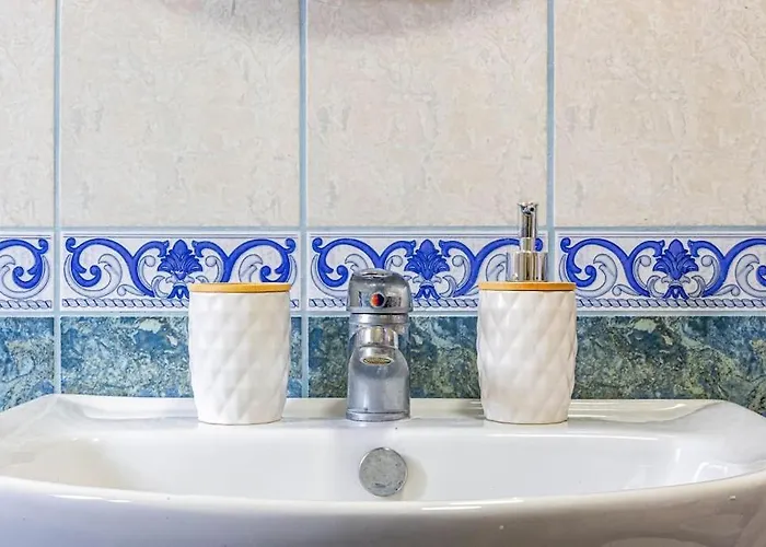 15 - & Access * Himarë